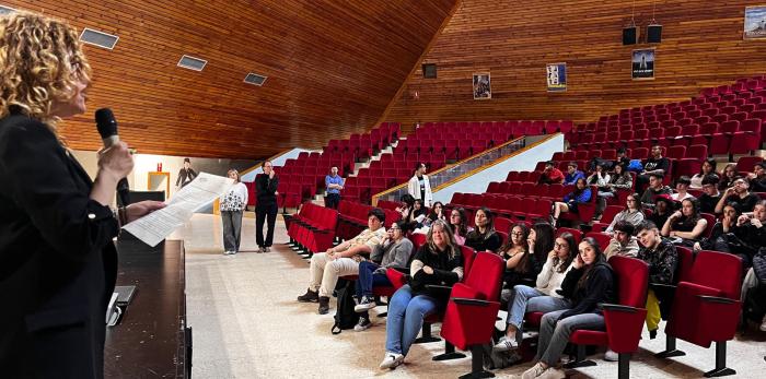 Los alumnos han sido recibidos en el IES Pirámide por la directora provincial de Educación, Mónica Martínez, y el director del instituto.