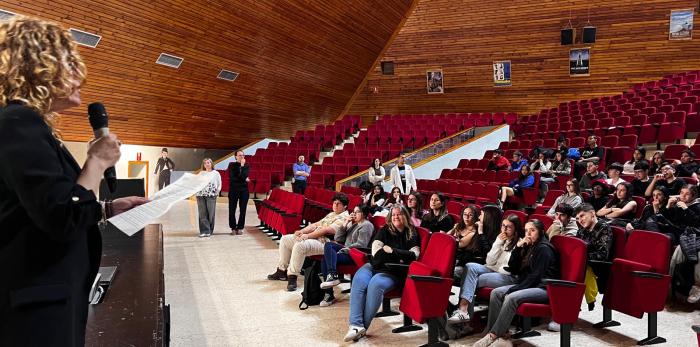 Los alumnos han sido recibidos en el IES Pirámide por la directora provincial de Educación, Mónica Martínez, y el director del instituto.