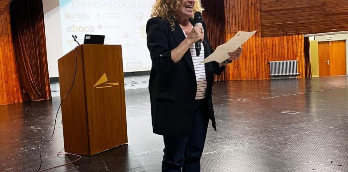 Los alumnos han sido recibidos en el IES Pirámide por la directora provincial de Educación, Mónica Martínez, y el director del instituto.