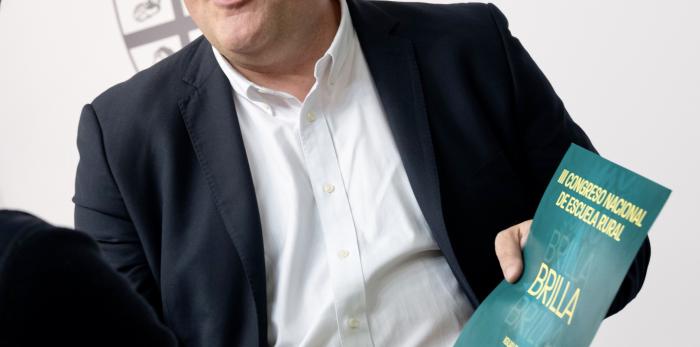 El director general de Personal, Formación e Innovación del Gobierno de Aragón, José María Cabello, presenta el III Congreso Nacional de Escuela Rural, que se va a celebrar el próximo día 16 en Teruel