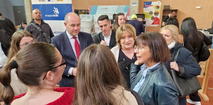 La consejera ha asistido hoy a las pruebas de las distintas modalidades que compiten en las Aragón Skills y ha conversado con alumnos y docentes.