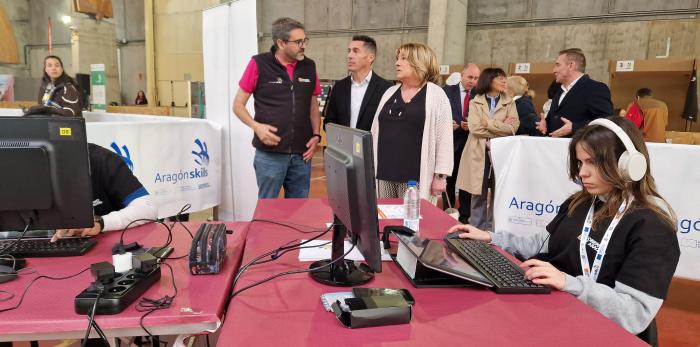 La consejera ha asistido hoy a las pruebas de las distintas modalidades que compiten en las Aragón Skills y ha conversado con alumnos y docentes.