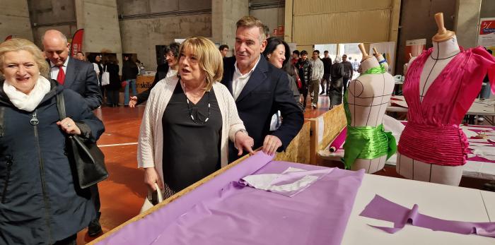 La consejera ha asistido hoy a las pruebas de las distintas modalidades que compiten en las Aragón Skills y ha conversado con alumnos y docentes.