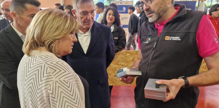 La consejera ha asistido hoy a las pruebas de las distintas modalidades que compiten en las Aragón Skills y ha conversado con alumnos y docentes.