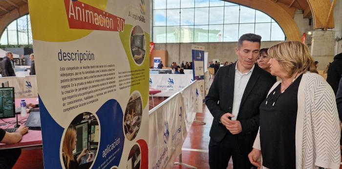 La consejera ha asistido hoy a las pruebas de las distintas modalidades que compiten en las Aragón Skills y ha conversado con alumnos y docentes.