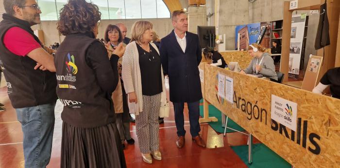 La consejera ha asistido hoy a las pruebas de las distintas modalidades que compiten en las Aragón Skills y ha conversado con alumnos y docentes.