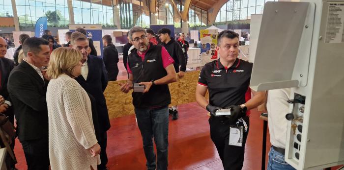 La consejera ha asistido hoy a las pruebas de las distintas modalidades que compiten en las Aragón Skills y ha conversado con alumnos y docentes.