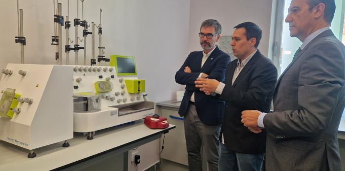 Foto de familia de autoridades e investigadores y visita a los laboratorios donde se desarrollan las investigaciones.