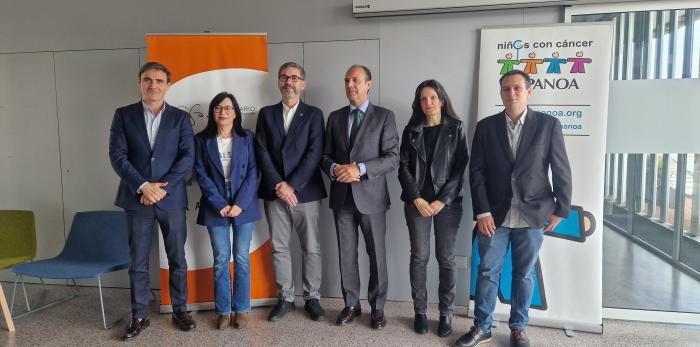 Foto de familia de autoridades e investigadores y visita a los laboratorios donde se desarrollan las investigaciones.
