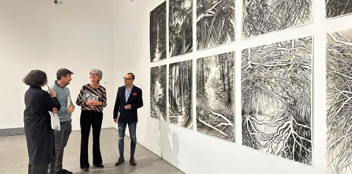 Presentación de la exposición 'Echar raíces' de Sylvia Pennings, en el IAACC Pablo Serrano.
