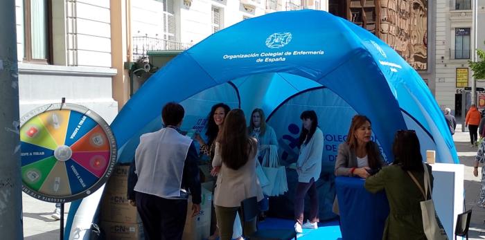 La directora del Área de Enfermería del SALUD, en la carpa instalada por el Colegio de Enfermería de Zaragoza