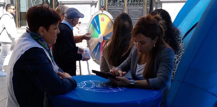 La directora del Área de Enfermería del SALUD, en la carpa instalada por el Colegio de Enfermería de Zaragoza