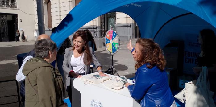 La directora del Área de Enfermería del SALUD, en la carpa instalada por el Colegio de Enfermería de Zaragoza