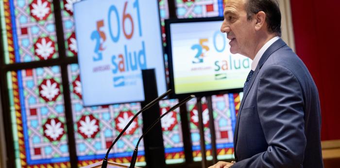 El consejero de Sanidad, José Luis Bancalero Flores, y la gerente del 061 Aragón, Marta Sampériz, asisten al acto institucional del 25º aniversario de la creación del servicio de Urgencias y Emergencias sanitarias 061.