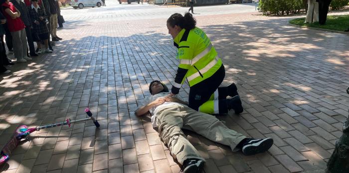 El taller incluía un simulacro de accidente de patinete.