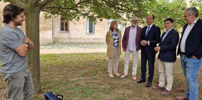 El consejero de Sanidad, José Luis Bancalero Flores, ha asistido en La Alfranca, a la colocación de trampas de insectos que pueden transmitir enfermedades