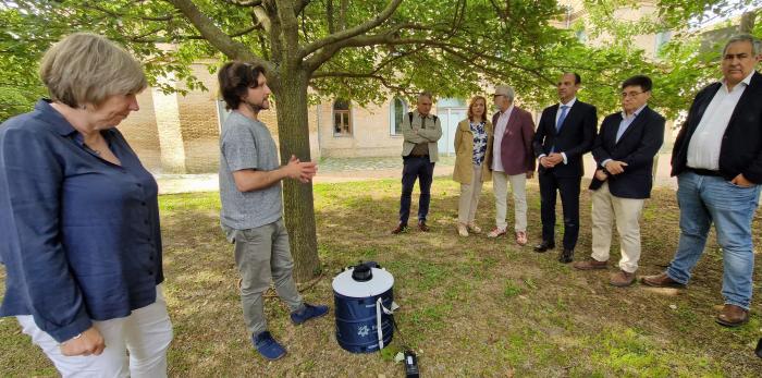 El consejero de Sanidad, José Luis Bancalero Flores, ha asistido en La Alfranca, a la colocación de trampas de insectos que pueden transmitir enfermedades