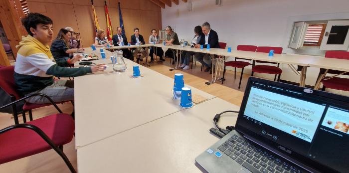 El consejero de Sanidad, José Luis Bancalero Flores, ha asistido en La Alfranca, a la colocación de trampas de insectos que pueden transmitir enfermedades