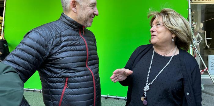 La consejera ha saludado al director Nacho G. Velilla este martes en un momento del rodaje en el Paseo de la Independencia.