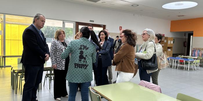 La consejera Tomasa Hernández ha visitado este jueves el CEIP Cervantes de Ejea.