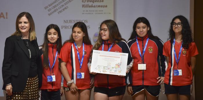 El mercadillo de cooperativas se ha celebrado hoy en Huesca con la asistencia de la directora general de Política Educativa, Ana Moracho.