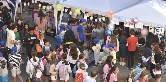 El mercadillo de cooperativas se ha celebrado hoy en Huesca con la asistencia de la directora general de Política Educativa, Ana Moracho.
