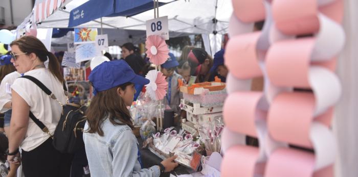 El mercadillo de cooperativas se ha celebrado hoy en Huesca con la asistencia de la directora general de Política Educativa, Ana Moracho.
