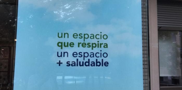 Señalización de algunos de los nuevos espacios libres de humo.