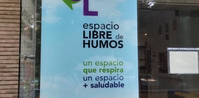 Señalización de algunos de los nuevos espacios libres de humo.