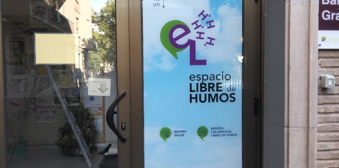 Señalización de algunos de los nuevos espacios libres de humo.