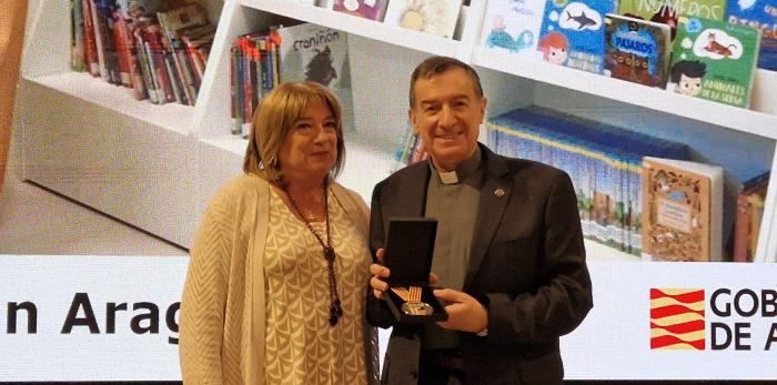 La consejera ha entregado la Medalla al Superior de la Compañía de Jesús.