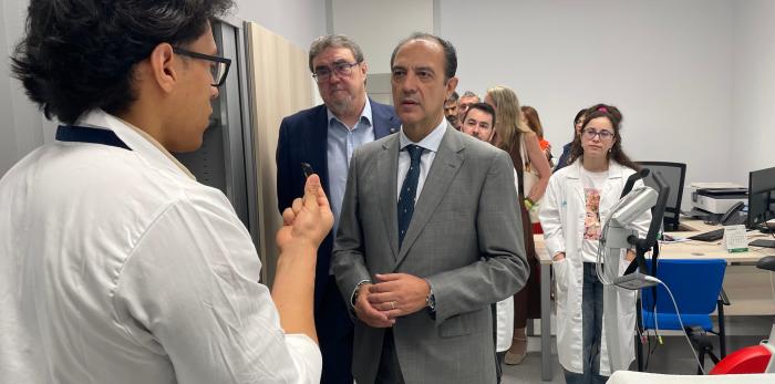 El consejero de Sanidad ha visitado las instalaciones de la Cohorte IMPaCT en el centro de salud Barrio Jesús.