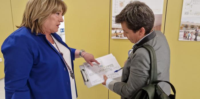 La consejera de Educación ha visitado hoy el nuevo aulario de Primaria del CPI Ana María Navales.