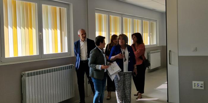 La consejera de Educación ha visitado hoy el nuevo aulario de Primaria del CPI Ana María Navales.