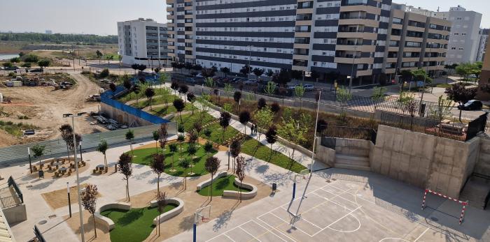La consejera de Educación ha visitado hoy el nuevo aulario de Primaria del CPI Ana María Navales.