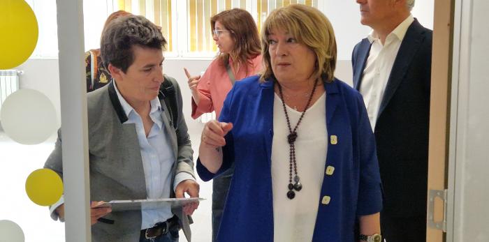 La consejera de Educación ha visitado hoy el nuevo aulario de Primaria del CPI Ana María Navales.