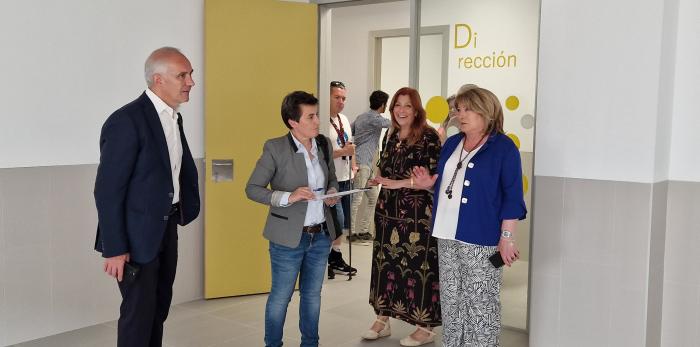 La consejera de Educación ha visitado hoy el nuevo aulario de Primaria del CPI Ana María Navales.