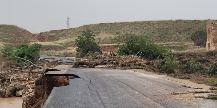 El puente sobre el río Aguasvivas de la A-222 en Belchite ha quedado completamente destrozado.