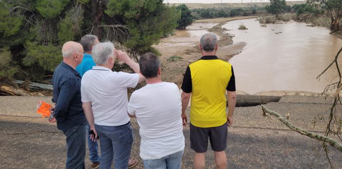 El puente sobre el río Aguasvivas de la A-222 en Belchite ha quedado completamente destrozado.