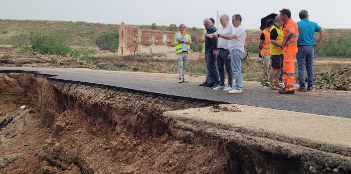 El puente sobre el río Aguasvivas de la A-222 en Belchite ha quedado completamente destrozado.