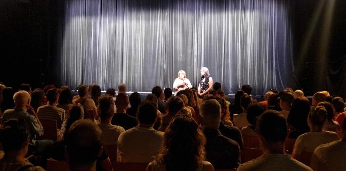 La consejera ha asistido al musical de final de curso, acompañada por la directora del centro.