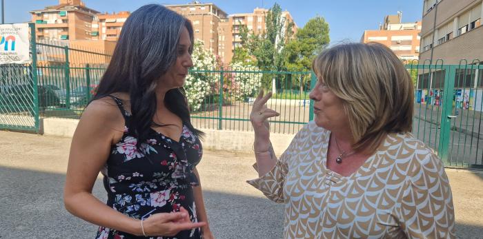 La consejera ha asistido al musical de final de curso, acompañada por la directora del centro.