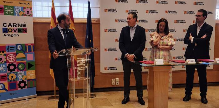 Tanto la consejera Susín como el resto de firmantes han destacado la importancia de este convenio para los jóvenes aragoneses