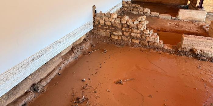 Trabajos de limpieza de mosaicos en el yacimiento de La Malena tras la tormenta del pasado viernes.