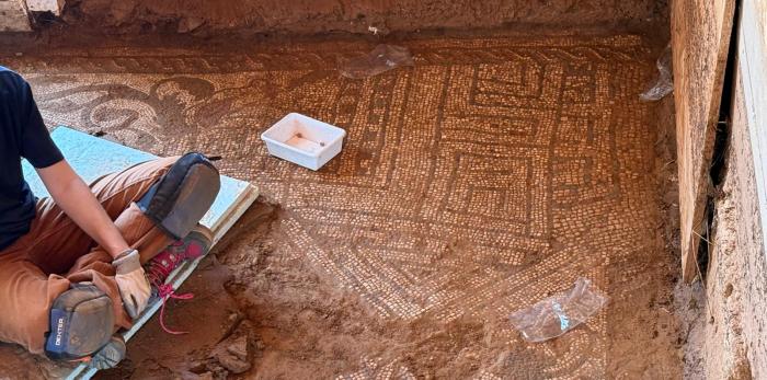 Trabajos de limpieza de mosaicos en el yacimiento de La Malena tras la tormenta del pasado viernes.
