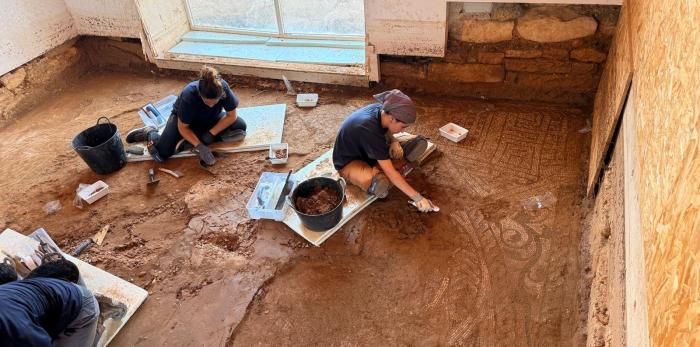 Trabajos de limpieza de mosaicos en el yacimiento de La Malena tras la tormenta del pasado viernes.