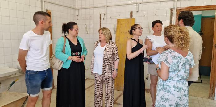 La consejera y el presidente de la DPH han visitado el CEIP Víctor Mendoza.