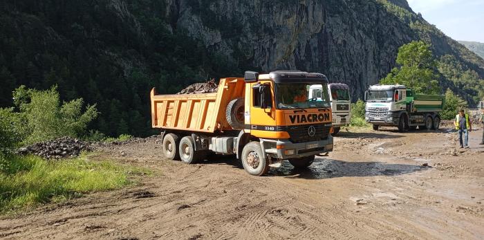Los equipos de la Dirección General de Carreteras e Infraestructuras trabajan para reabrir la A-2606 lo antes posible.
