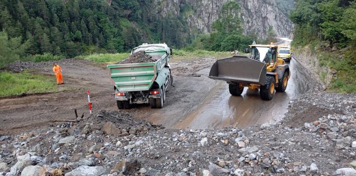 Los equipos de la Dirección General de Carreteras e Infraestructuras trabajan para reabrir la A-2606 lo antes posible.