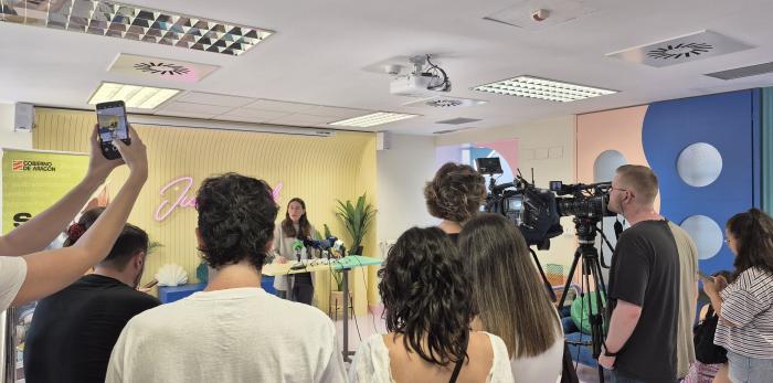 Cristina Navarro, gerente del IAJ, durante la rueda de prensa en la Sala Moncayo del Instituto Aragonés de la Juventud